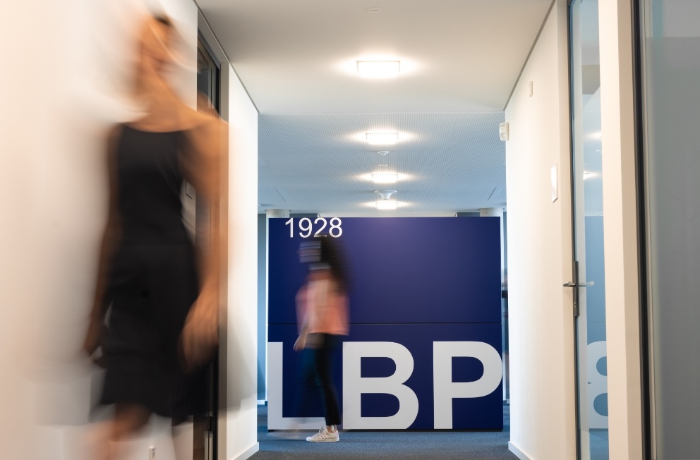 Gang bei LBP mit LBP Logo