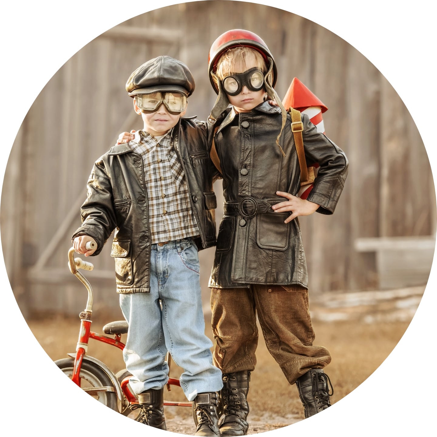 Zwei Jungs in Flieger-Ausrüstung und mit Fahrrad