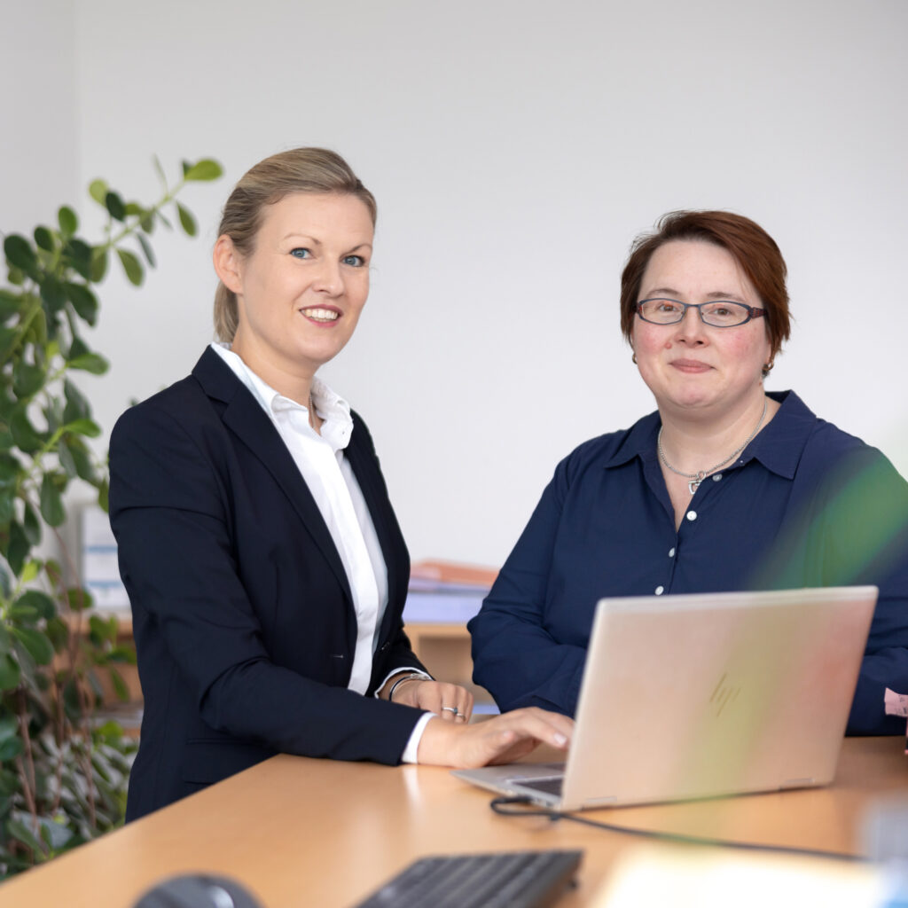 Patentanwältin Dr. Leitner (links) und Patentanwalts-
Assistentin / Paralegal Frau Spissinger (rechts)
